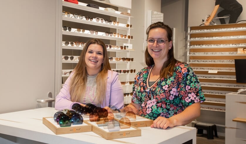 <p>Collega's Myrthe (l) en Gaby hebben veel plezier in hun werk.</p>