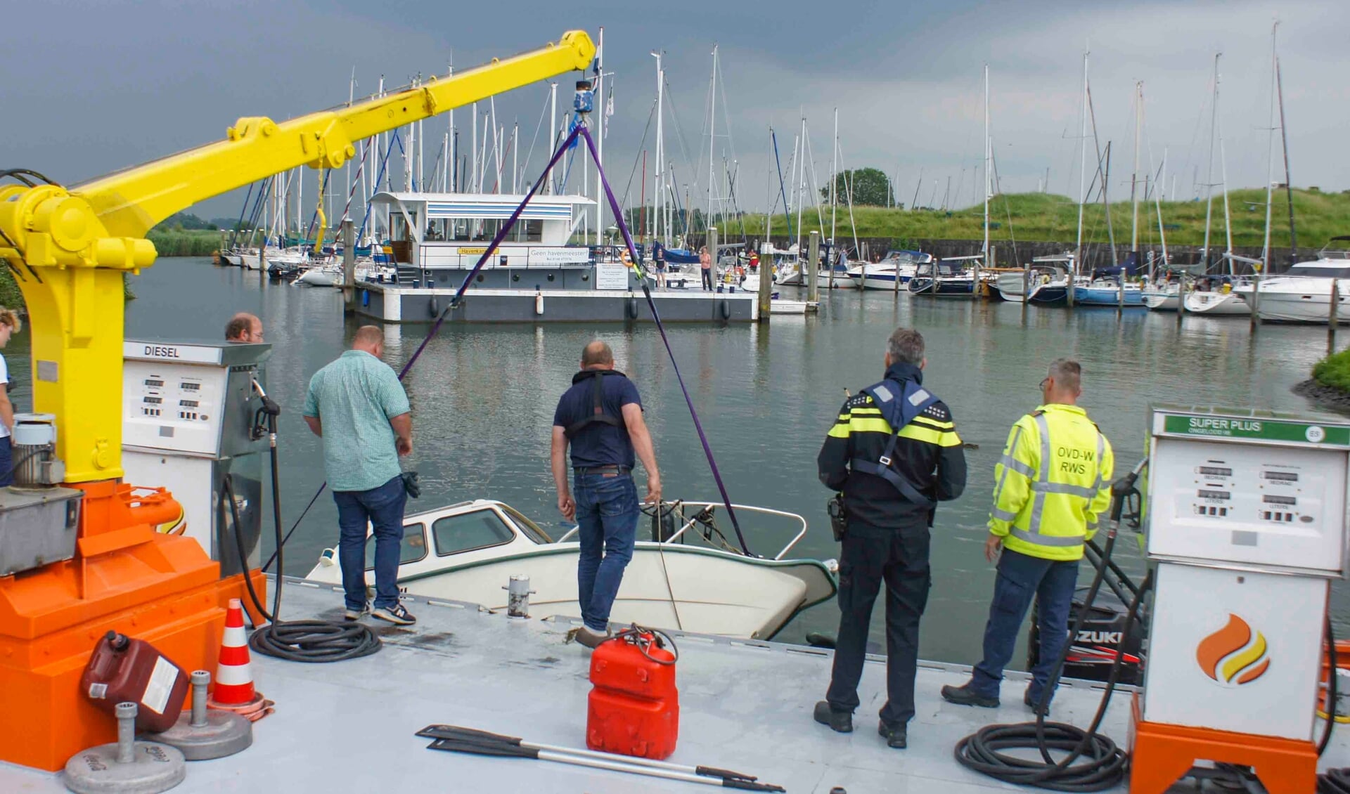 Het bootje werd naar de jachthaven van Willemstad gebracht. 