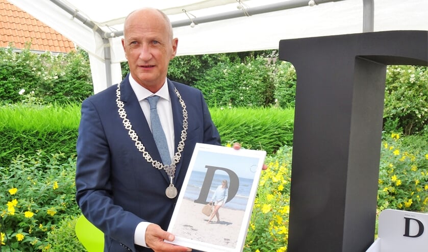 Burgemeester van der Zwaag met de nieuwe Glossy