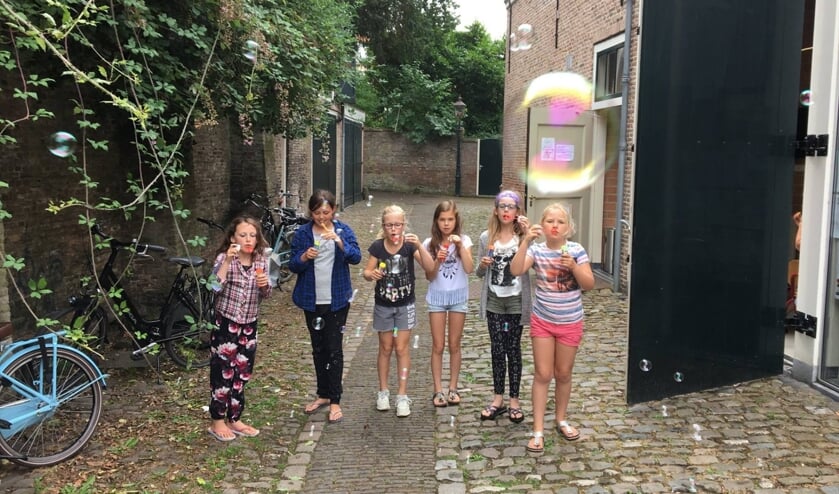 Kinderen spelen in de Kuiperspoort in Middelburg, zomer 2016