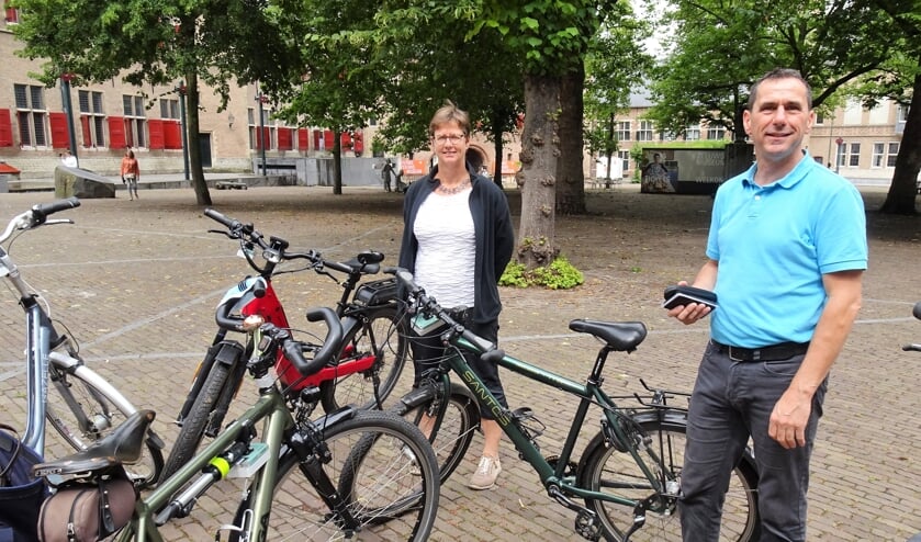 Snuffelfiets. Rechts in beeld Wim Hage