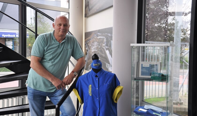 Barry de Wit naast één van de schoonmaakuniformen voor 'het nieuwe schoonmaken'
