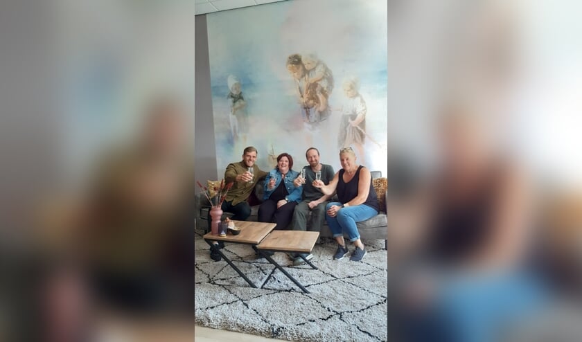 <p>Daan Visser, Franciëlla Chamuleau, Léon Jansen en Marleen Visser (vlnr) proosten op de heropening van het dorpshuis.</p>