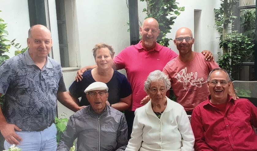Rien en Wil Schalk met hun vijf kinderen.