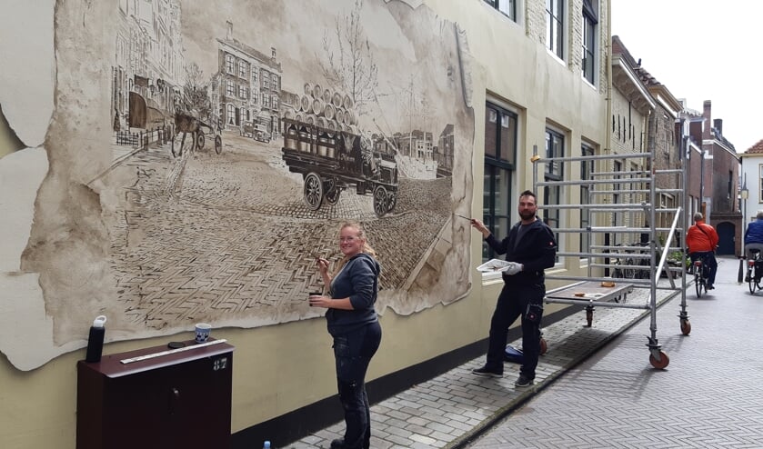 <p>Annelies en Barre leggen de laatste hand aan de mural.</p>