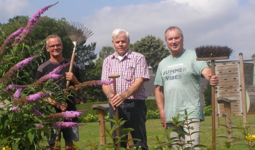 <p>V.l.n.r Kees Huijbregts, Jac Graumans en Peter Hereijgers met hun tuingereedschappen.</p>
