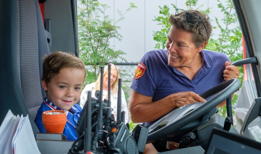 Willeke Geerts legt Danyel uit wat een chauffeur doet