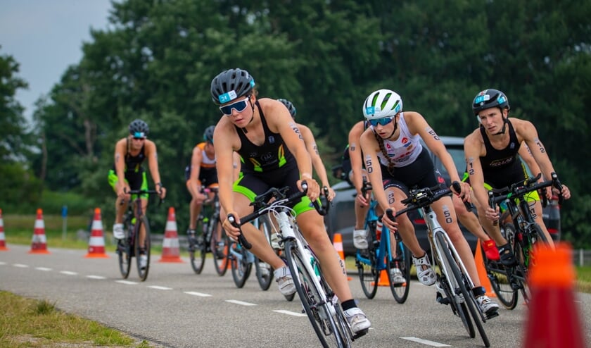 Roos Englebert tijdens het fietsonderdeel.