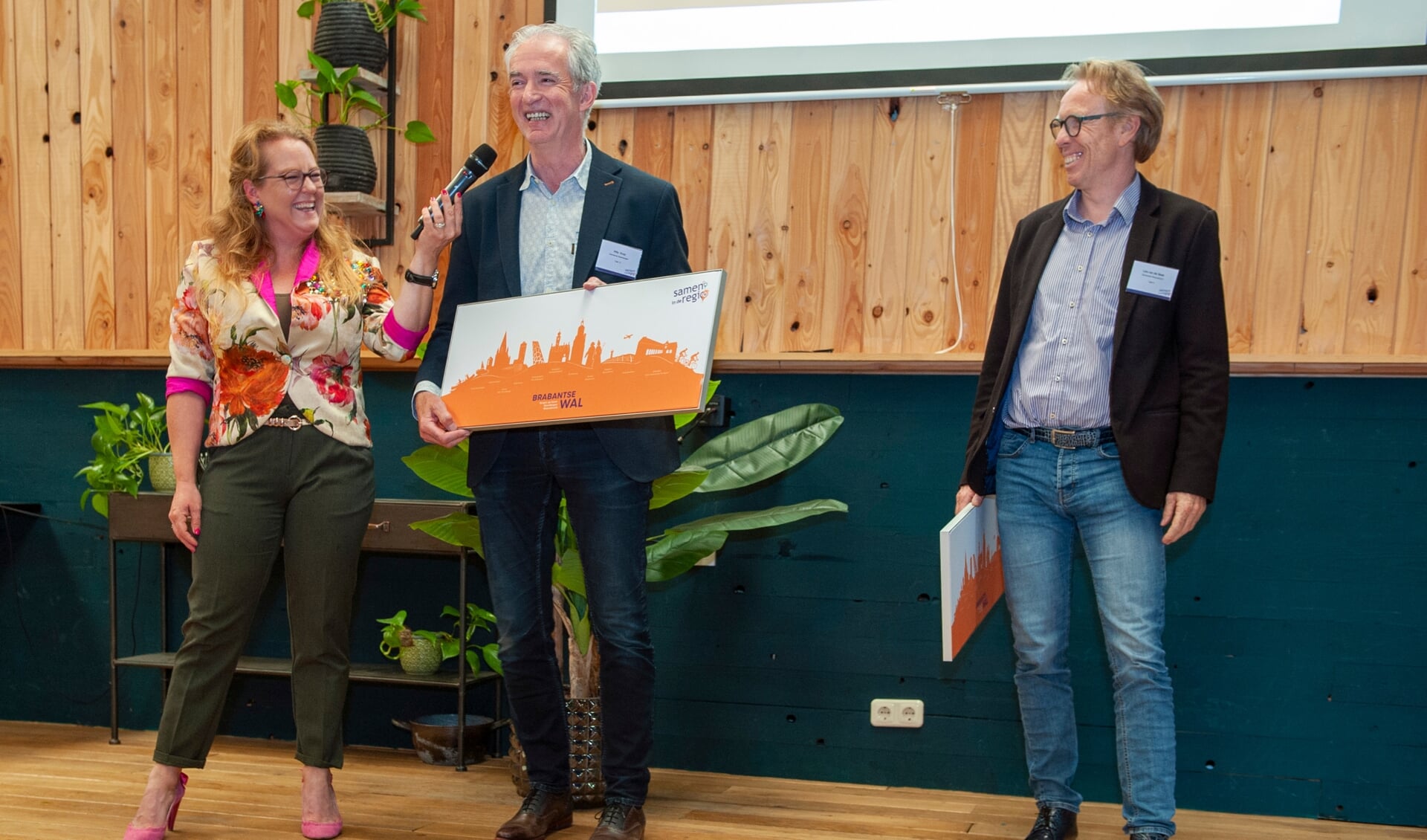 Wethouder Lars van der Beek (rechts) kreeg een uniek cadeau
