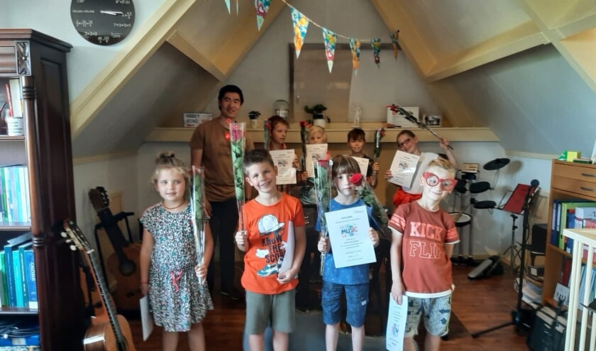 <p>Wim Steenbakker en AMV’ers met hun diploma’s.</p>