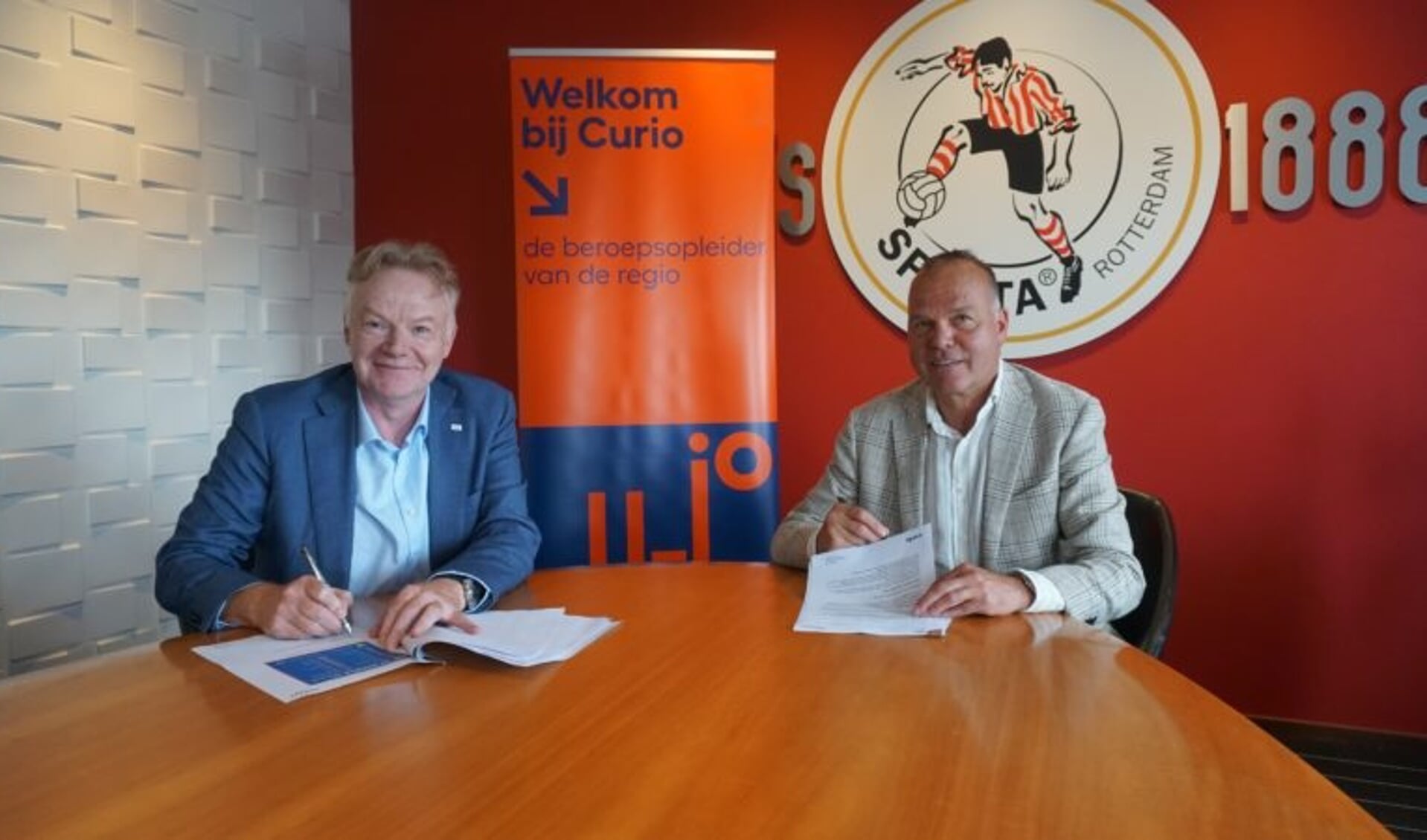 Rob Neutelings, bestuursvoorzitter van Curio, heeft een samenwerkingsovereenkomst getekend met Henk van Stee, technisch directeur van Sparta Rotterdam. 