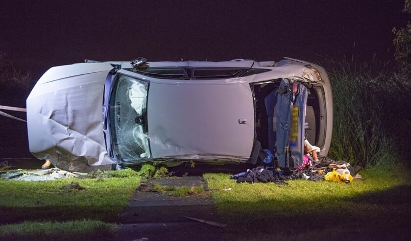 De auto kwam bij het onderliggende water terecht.