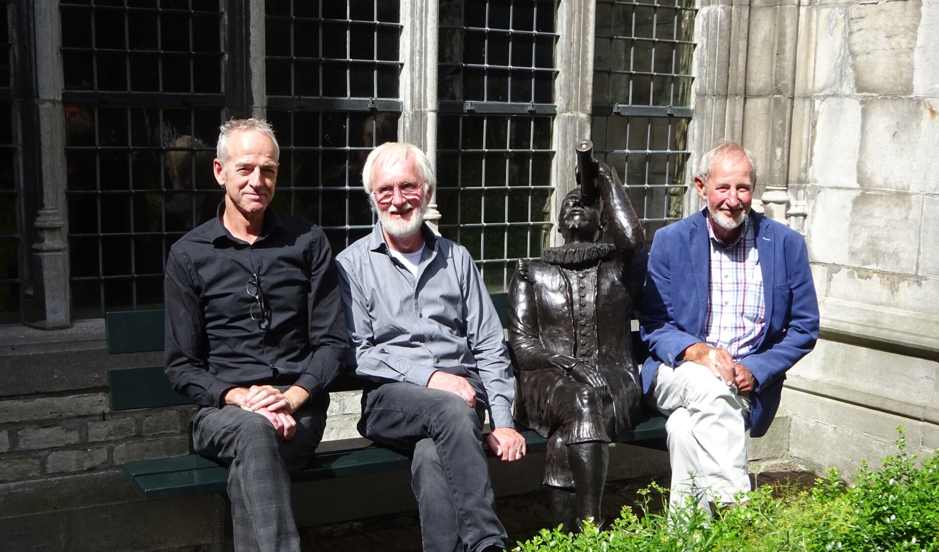Rijk-Jan Koppejan, Johan Geijtenbeek en Jan Hellema bij het beeld van Hans Lipperhey