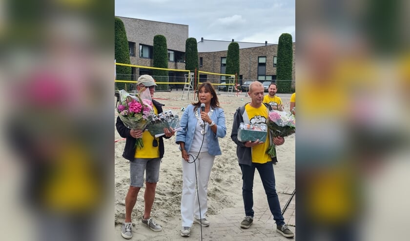 <p>Burgemeester van der Meer Mohr dankt Kees Willemen (links) en Walter Pesman voor hun inzet.</p>