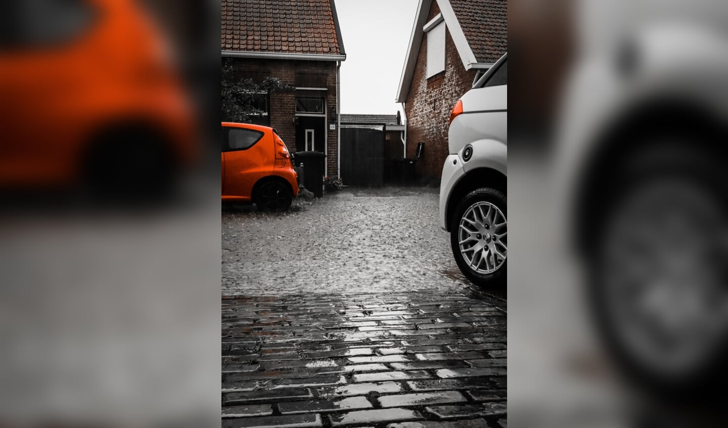 De regen klettert op straat in Krabbendijke.
