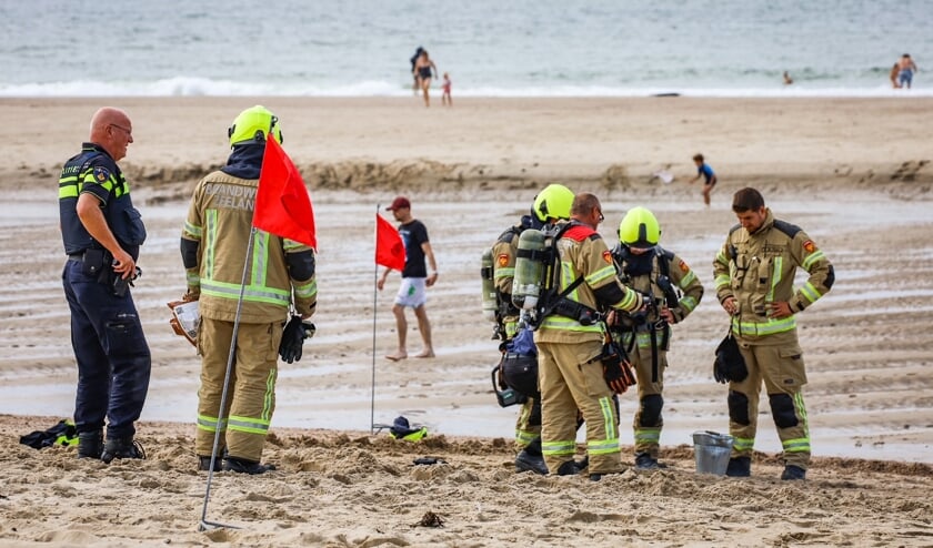 Politie en brandweerlieden op het strand van Oostkapelle