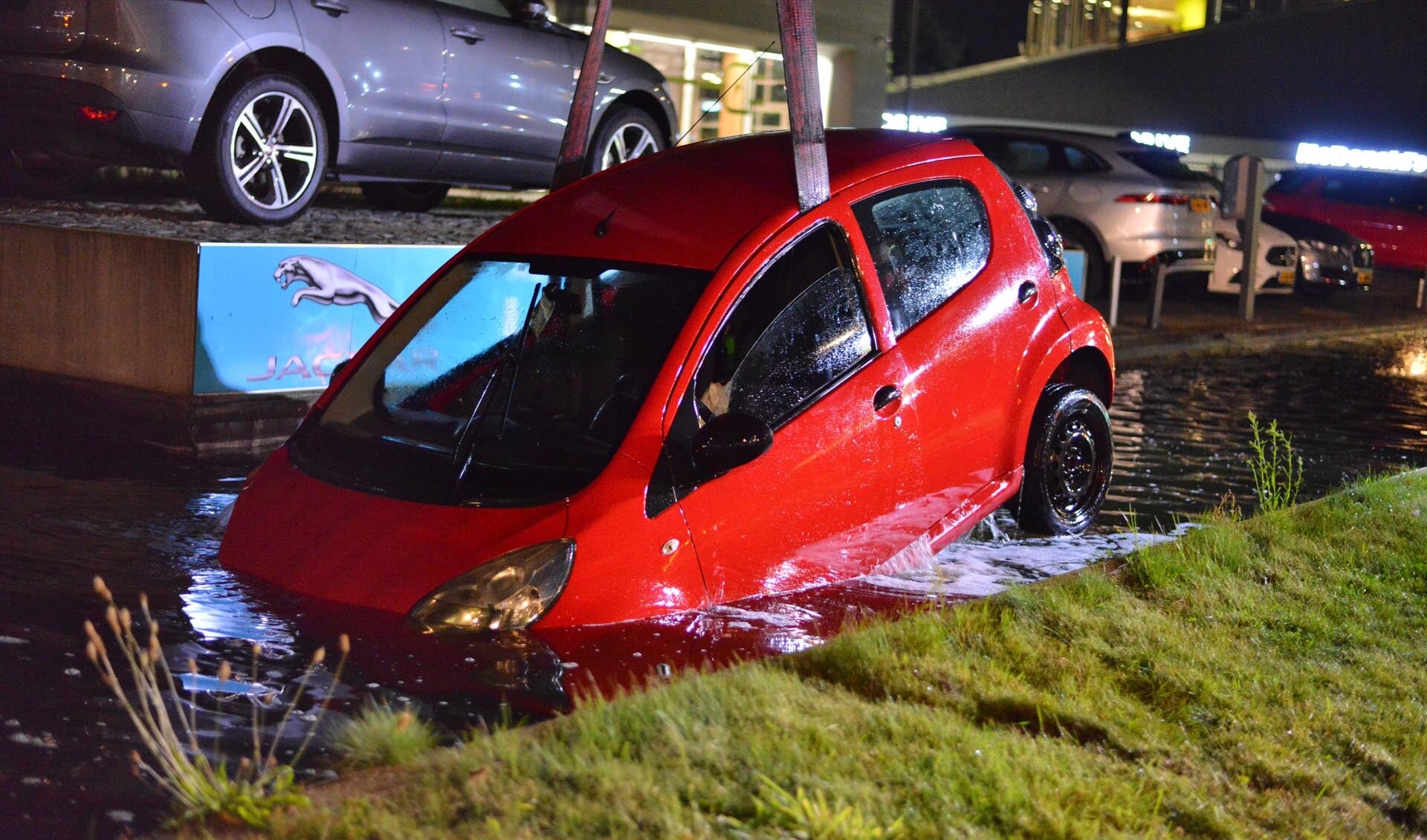 Een berger heeft de auto getakeld. 