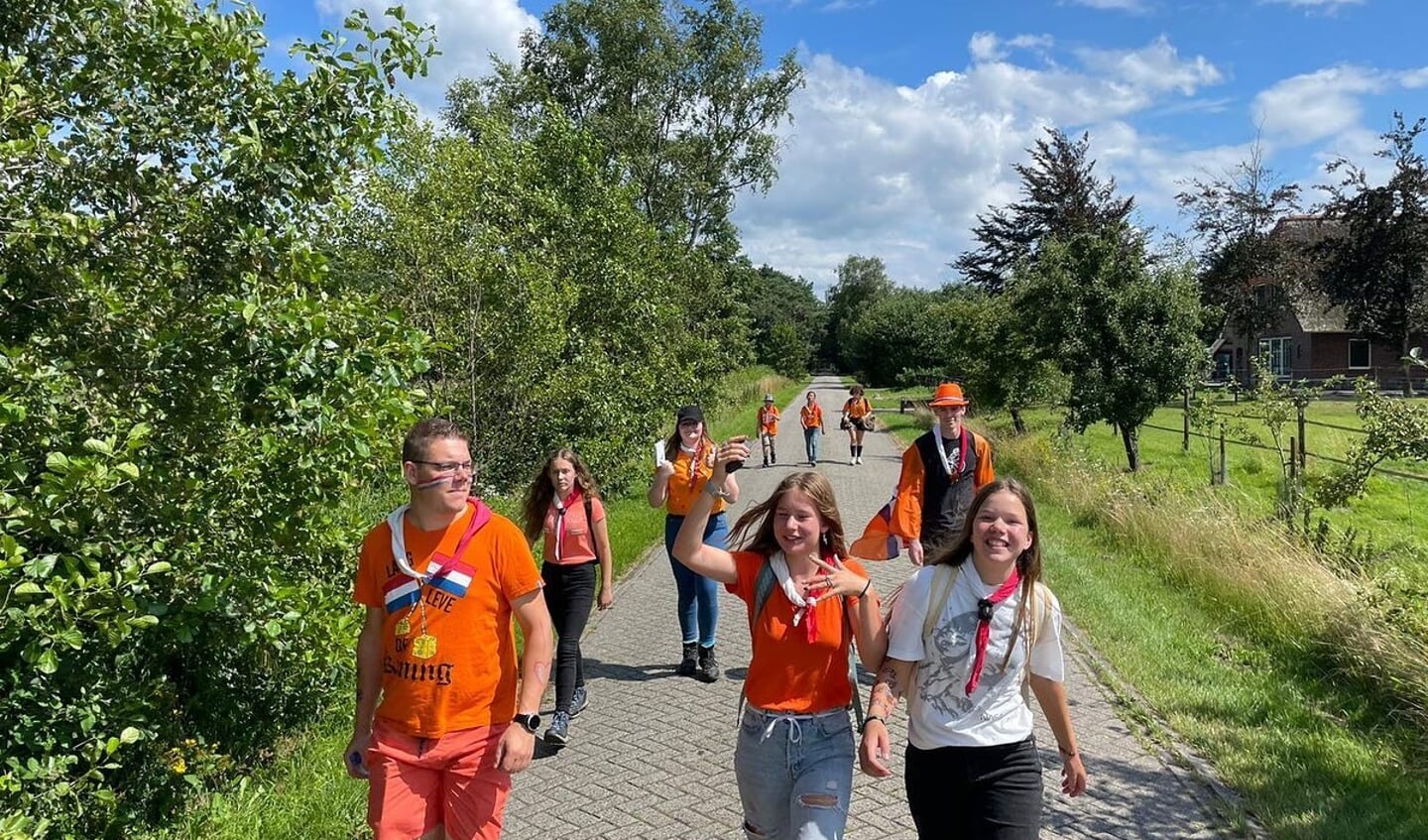Scouts tijdens een hike rond Enschede.