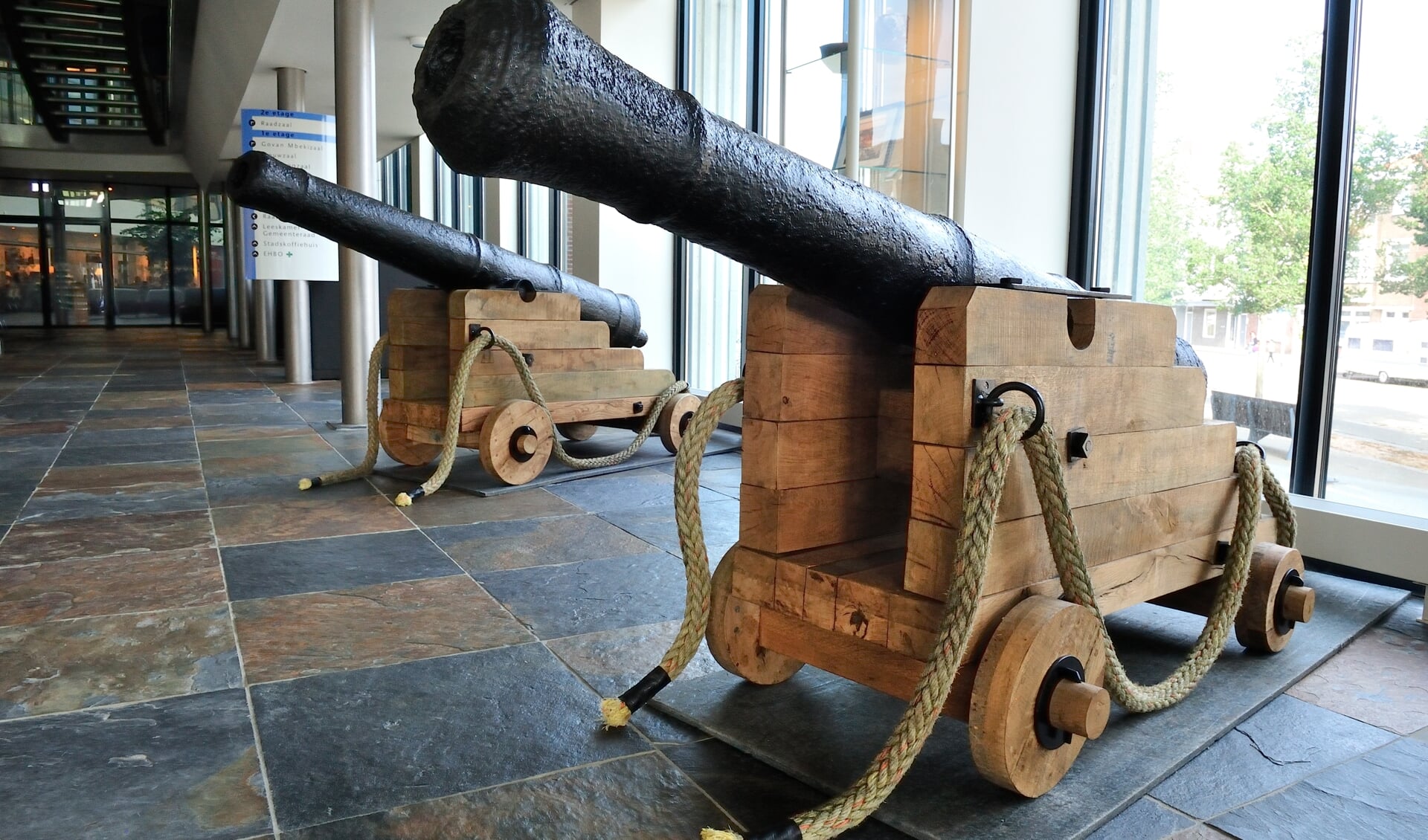 De twee kanonnen staan voorlopig in de hal van het gemeentehuis.