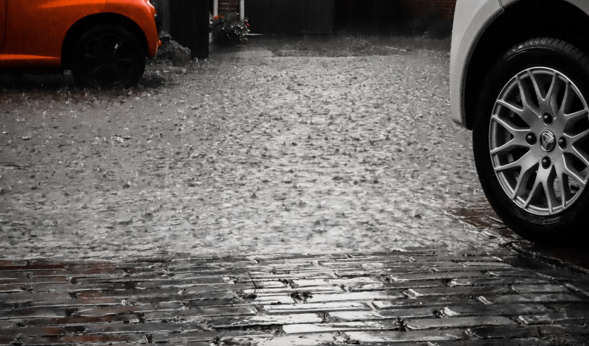 De regen klettert op straat.