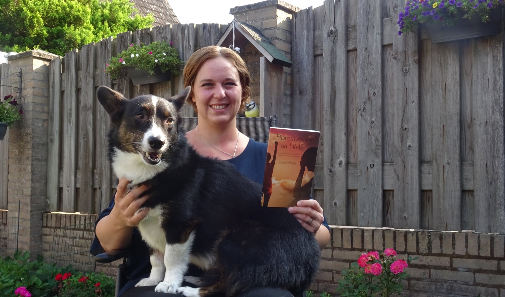 Auteur Laura Walter met haar hond Frodo en haar boek. 