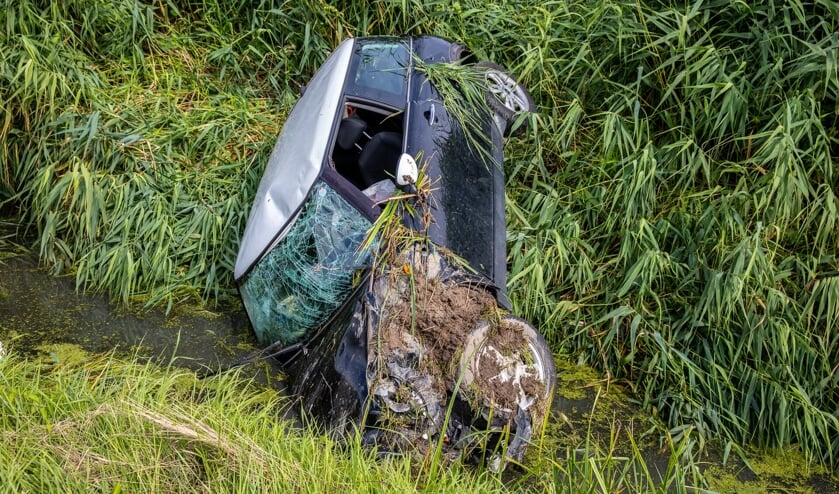 De auto kwam half in de sloot terecht.