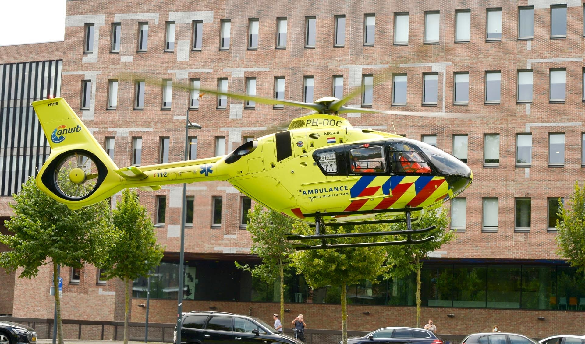 De traumahelikopter landde vlakbij het station. 