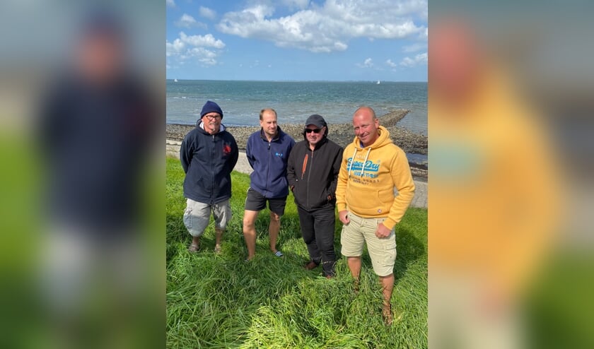 <p>Duikvrienden Marnik, Michael, Johan en Alex bekijken graag de flora en fauna van de Oosterschelde.</p>