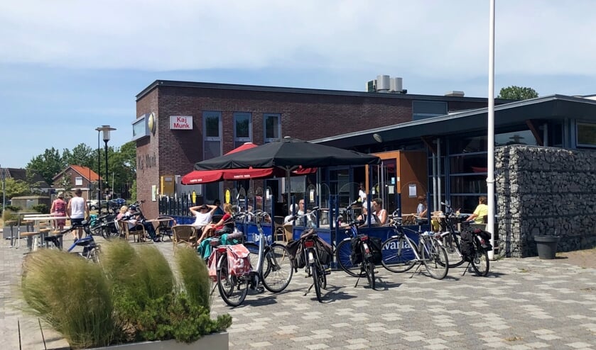 <p>Het terras bij dorpshuis Kaj Munk is het middelpunt van ‘Hansweert Presenteert’.</p>