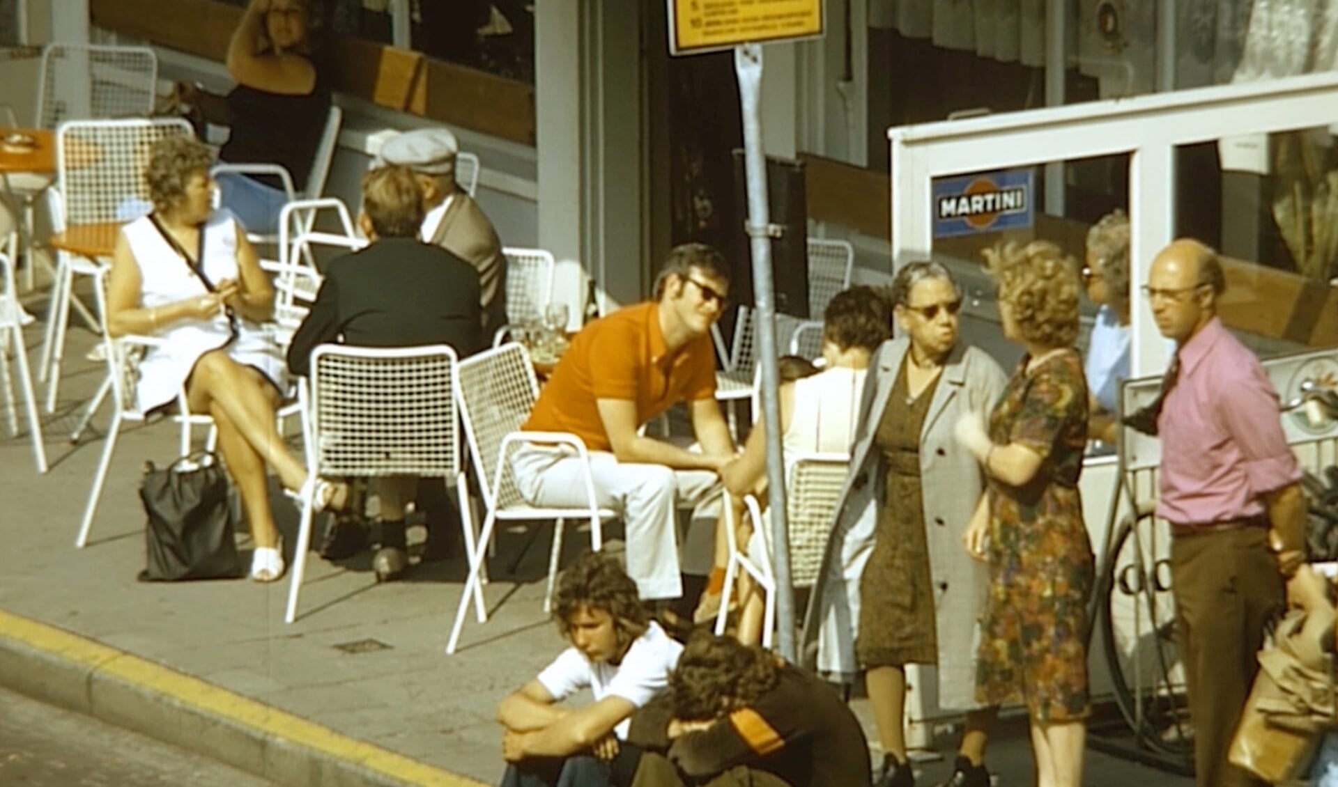 Still video gemeente Middelburg: mensen op het terras van cafe Centrum