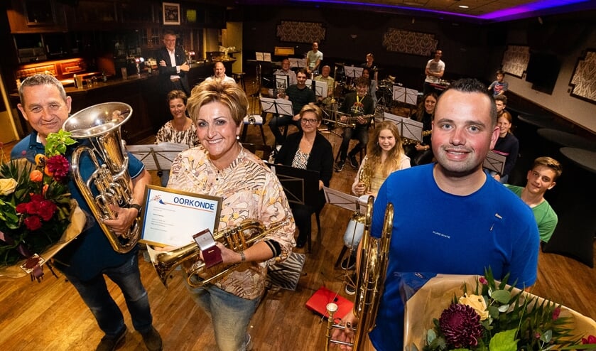 <p>V.l.n.r. Rien Suijkerbuijk, Patricia Vergouwen en Jeroen Rommers worden in het zonnetje gezet.</p>