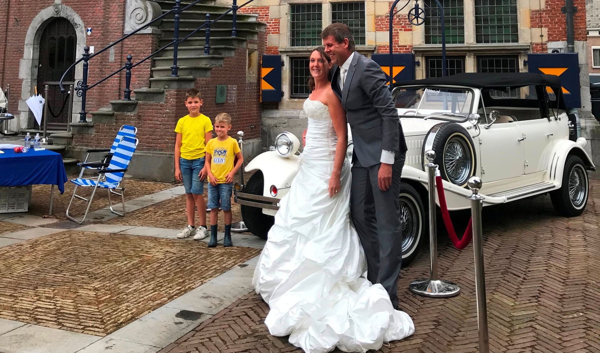 Ellen en Jan Leijten opnieuw in trouwkleding bij het 400-jarig stadhuis, nu met hun twee zoontjes.