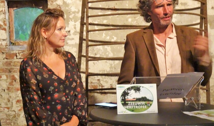 Johanna en Sjaco met hun trofee.