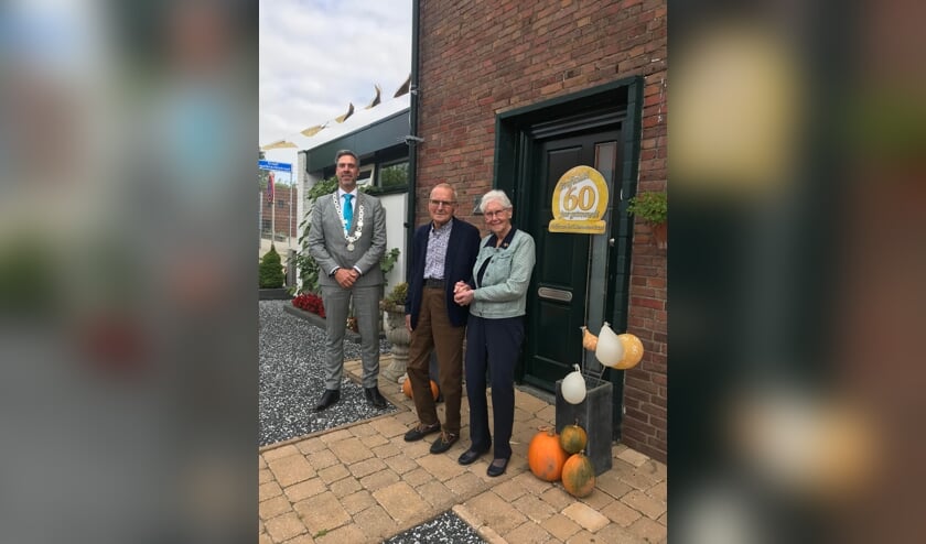 <p>Het 60-jarig echtpaar Van Ham-Van Wensen samen met de burgemeester.</p>