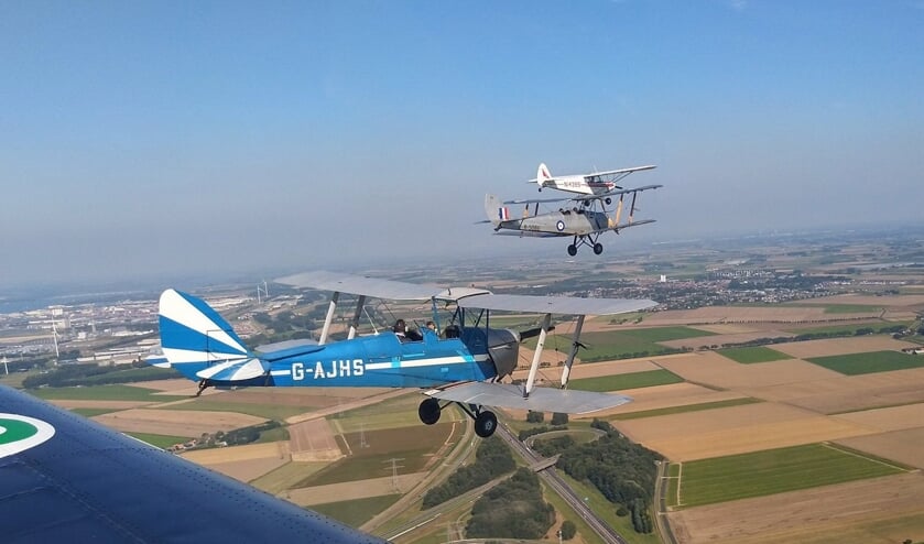 DH.82 Tiger Moths en Piper Super Cub in formatie