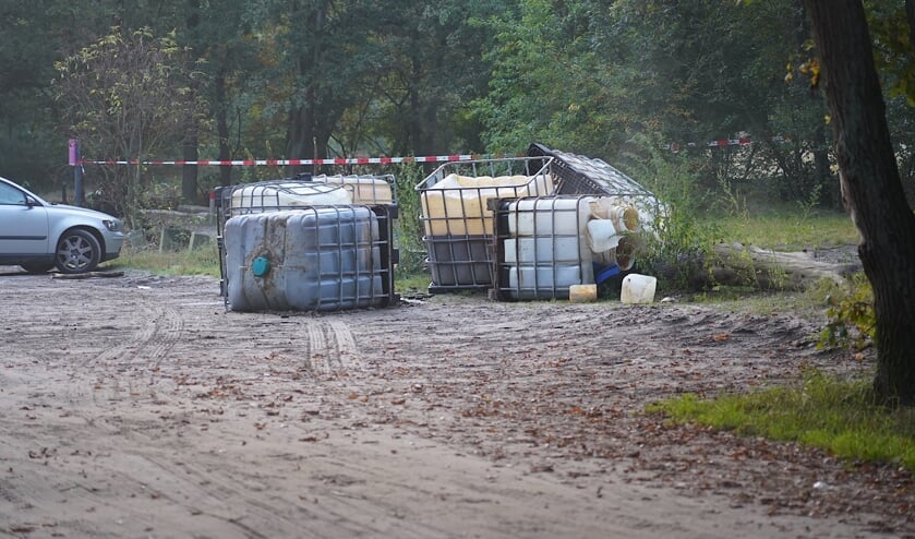 De gedumpte vaten in het natuurgebied in Teteringen