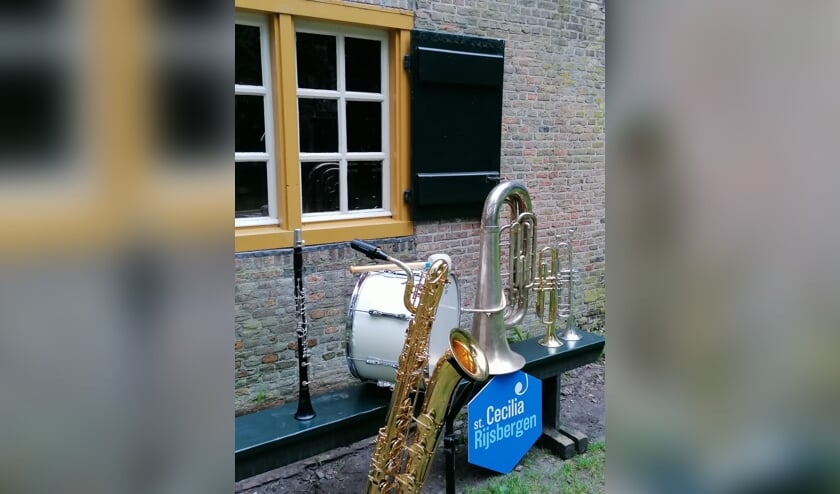 <p>St. Cecilia maakt zich op voor een openluchtconcert op het weiland achter De Zwarte Schuur.</p>