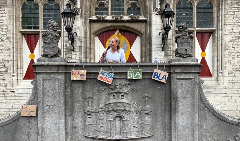 Barbara Oomen aan het woord op het bordes van het stadhuis in Middelburg