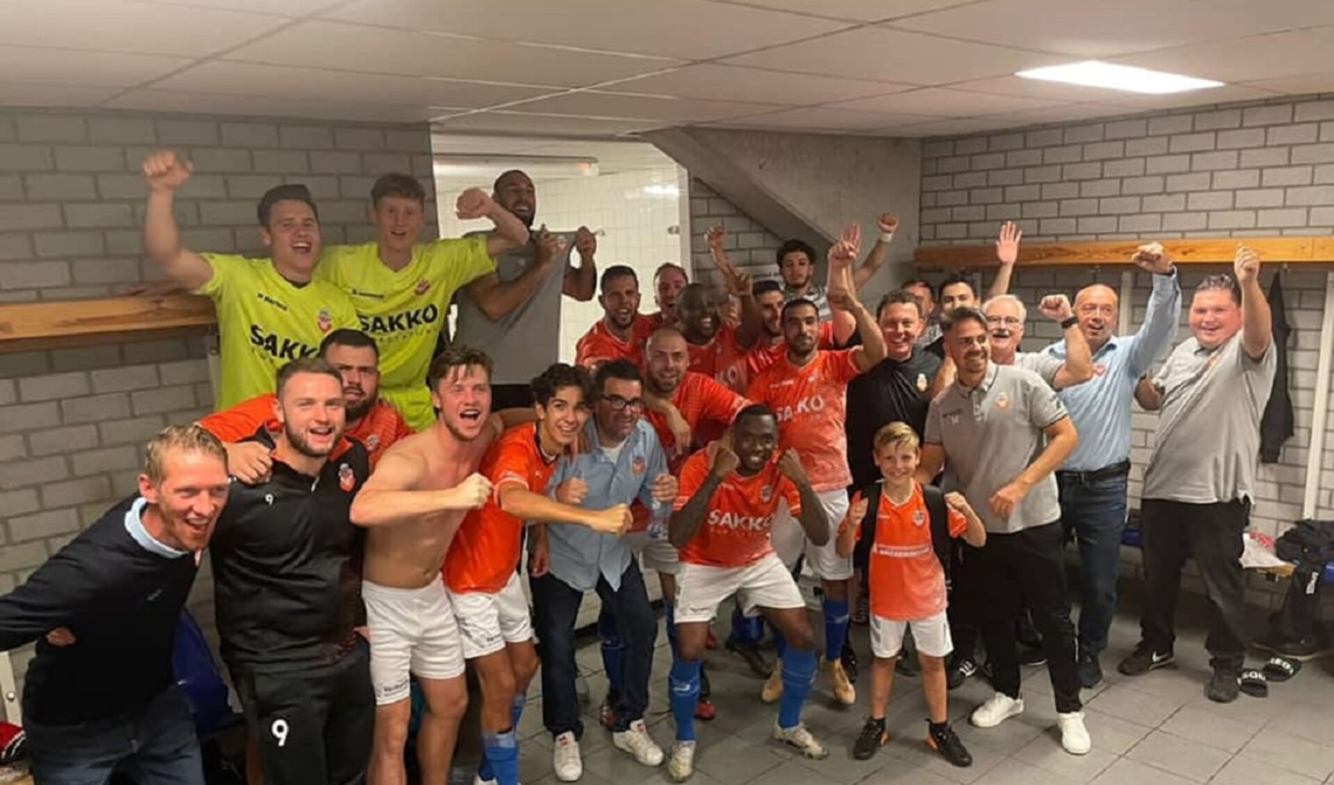 Spelers en staf van RBC vieren de overwinning op Roosendaal.