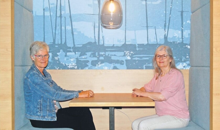 <p>Directeur Jannie van Vught (l) en coördinator programmering Mirjam van Biesen zijn trots op de nieuwe bibliotheek.<br><br></p>