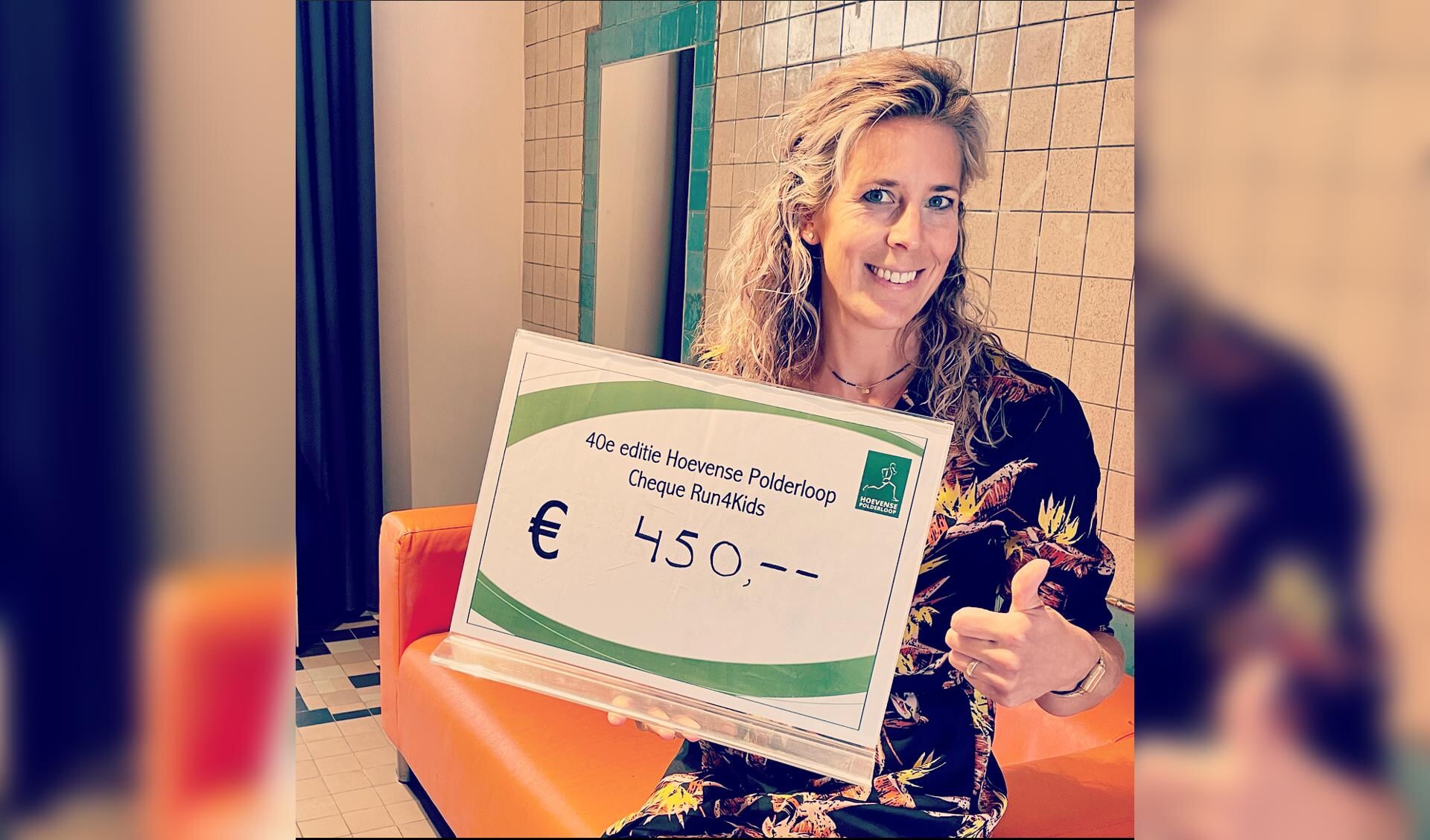Run4Kids Coordinator Melanie Testers is erg blij met de dubbele donatie van de Polderloop