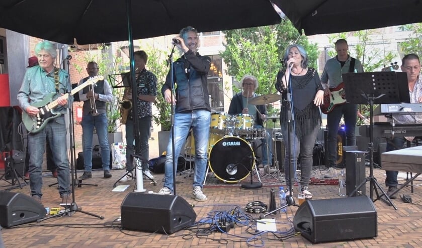 <p>De band Tot Dan komt voort uit theatergroep De Josjes.</p>