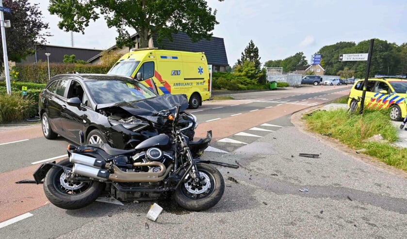 Beide voertuigen worden door een berger afgesleept.