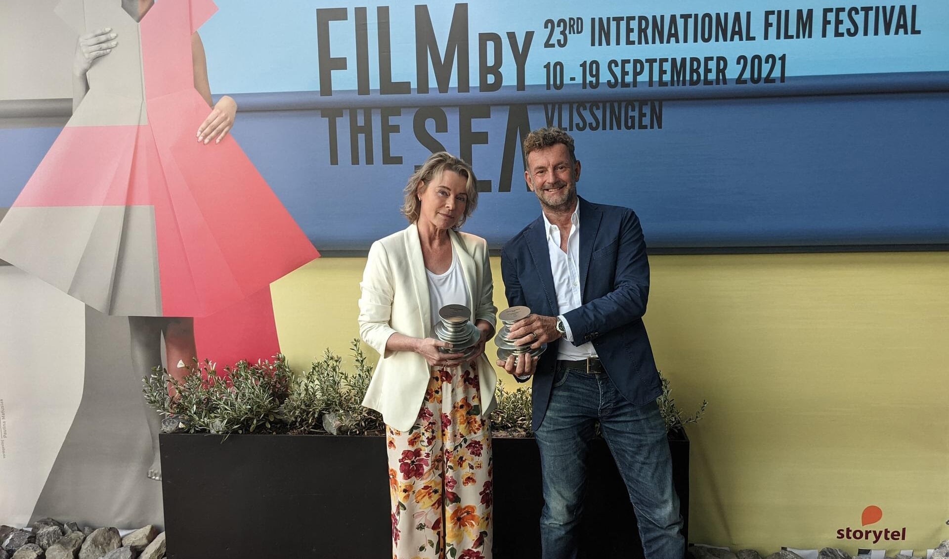 Corine Hartman en Kluun met hun award voor Beste Storytel Original en Beste Luisterboek
