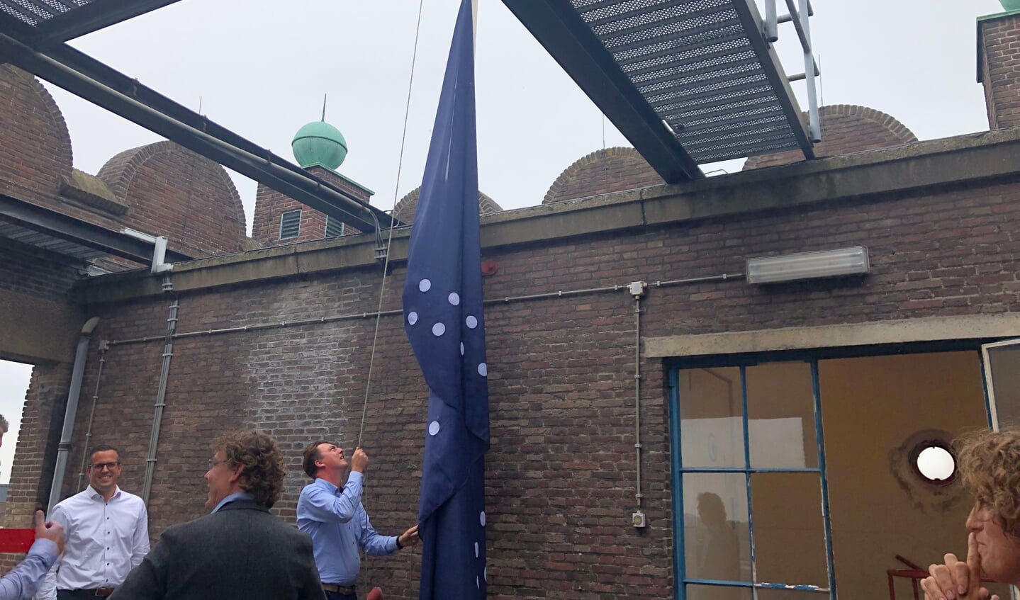 Wethouder Paul de beer heeft vrijdagmiddag de vlag gehesen bij het oude postkantoor. 