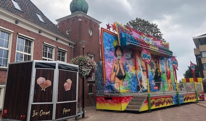 <p>Op de Markt in Rucphen staat vier dagen lang een kleine kermis.</p>