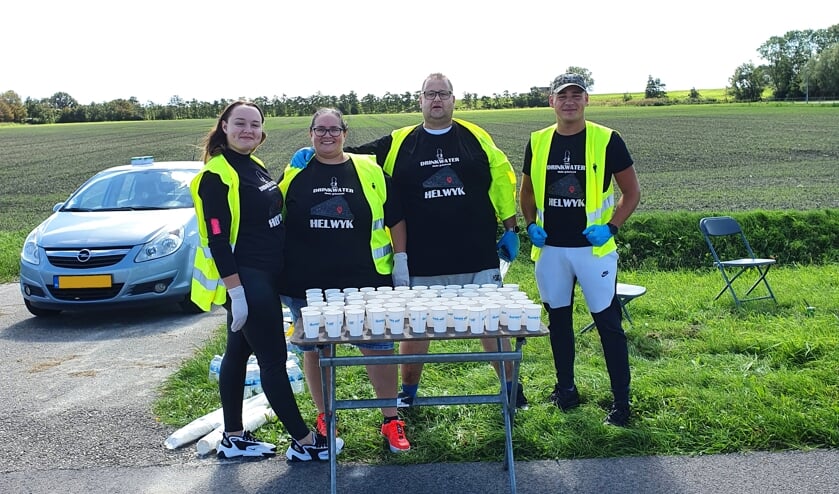 <p>V.l.n.r. Beyoncé Stehouwer; Chantal Stehouwer;Joshua van Maastrigt en Guyon Stehouwer bij de waterpost.</p>