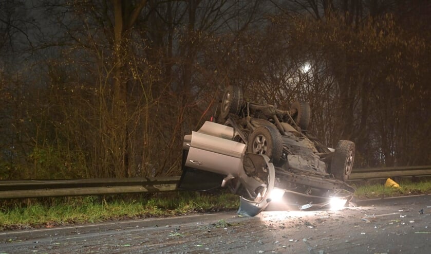 De auto belandde op zijn kop op de vangrail.