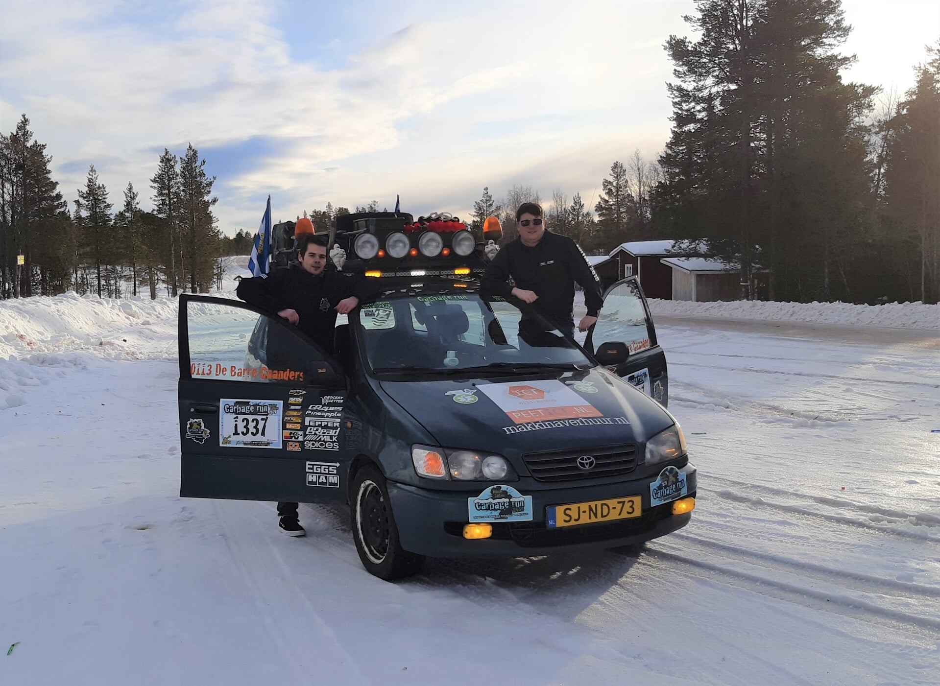 Aron Vink (l) en Jordy Lynch rijden de Carbage Run door Scandinavië.