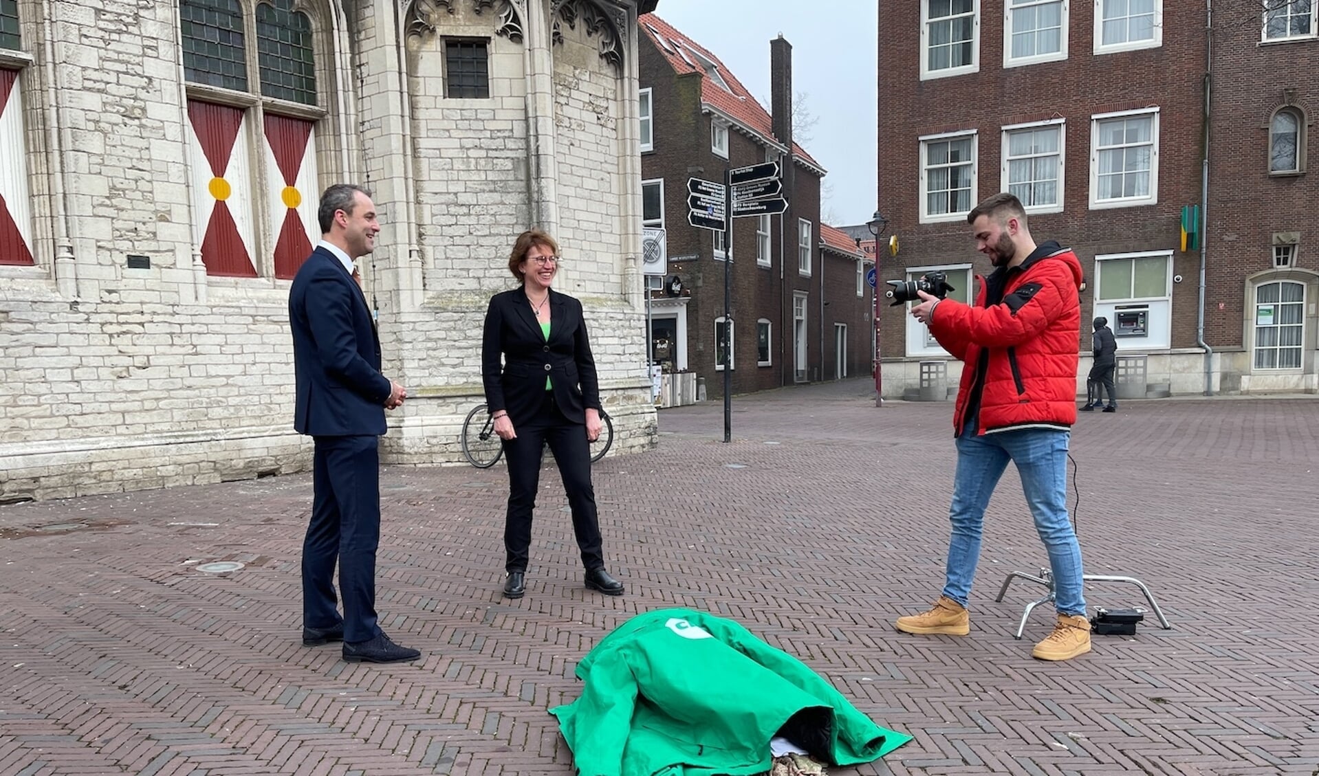 Johan Aalberts en Ella Poppe worden gefotografeerd voor de campagne van CDA Middelburg